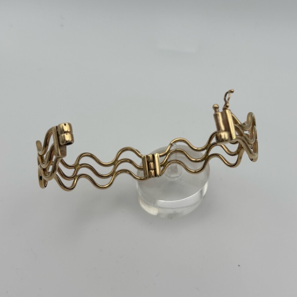 Elegant Gold Wave Bracelet - Picture 3 of 6